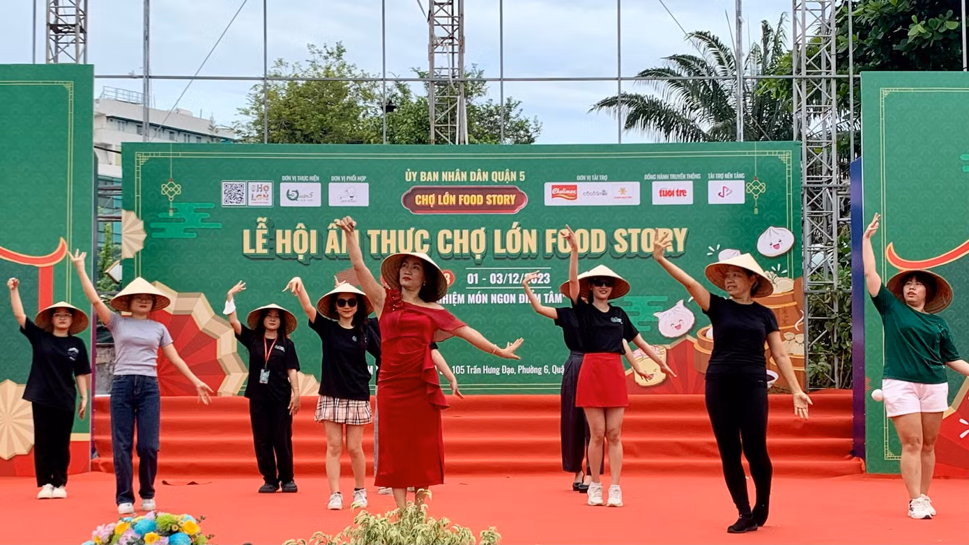 Nhiều bạn trẻ thích thú trải nghiệm điệu múa nón lá mang đậm tinh thần Việt Nam. Nhiều bạn trẻ thích thú trải nghiệm điệu múa nón lá mang đậm tinh thần Việt Nam.