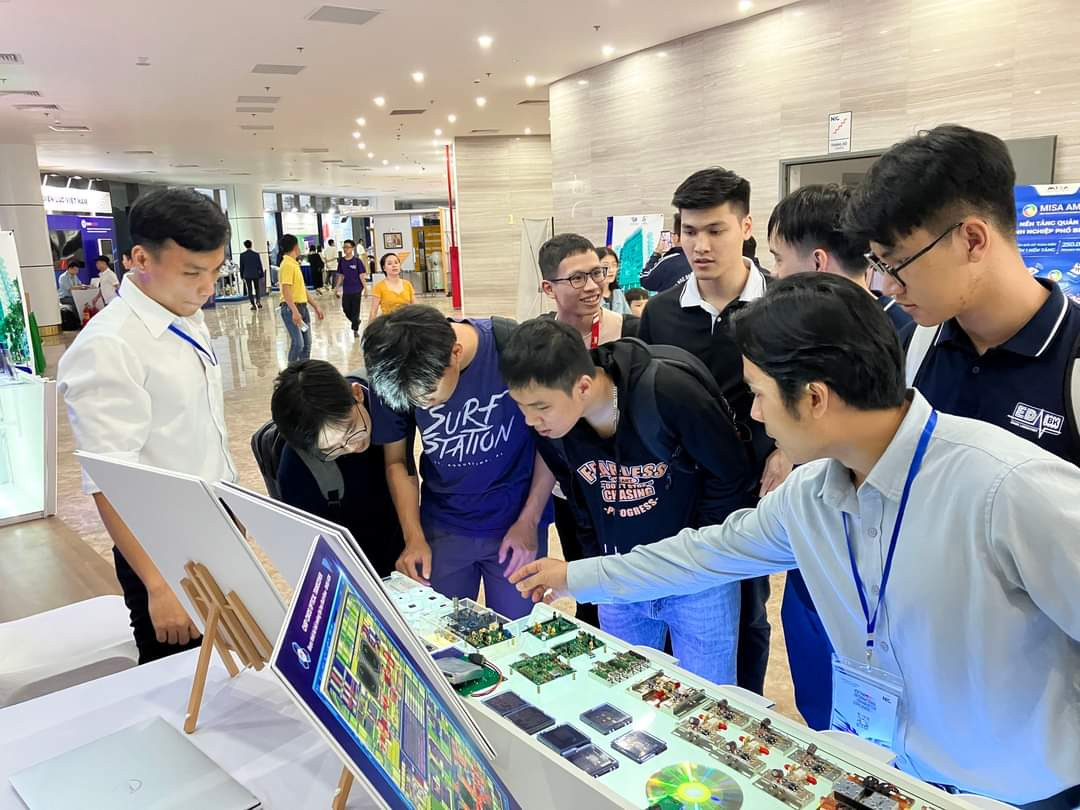 Nhiều công ty thiết kế vi mạch lớn trên thế giới đã có mặt ở Việt Nam đã tạo ra cơn khát nguồn nhân lực chất lượng cao.