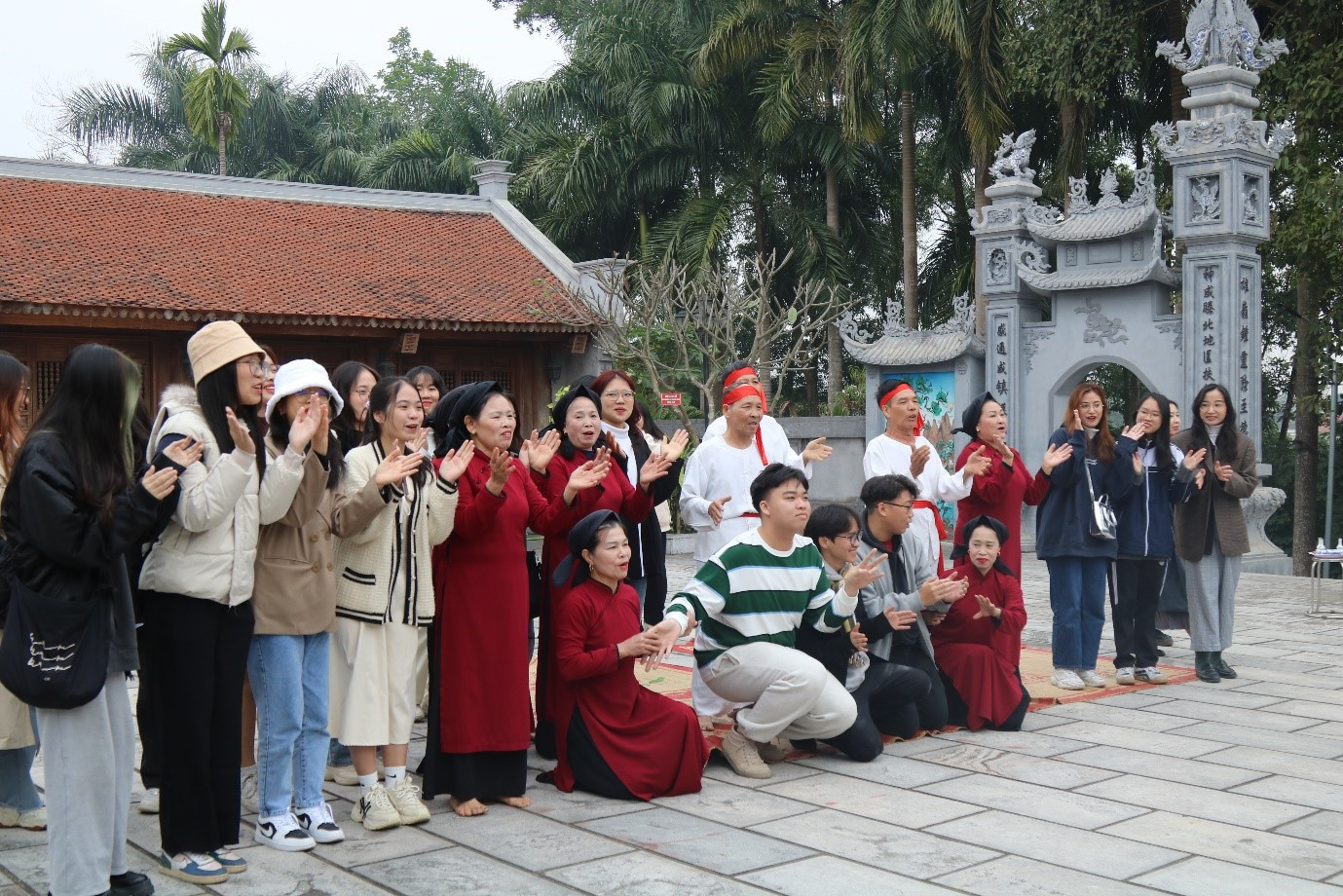 Sinh viên vui vẻ, giao lưu ca hát cùng các nghệ nhân Hát Xoan.
