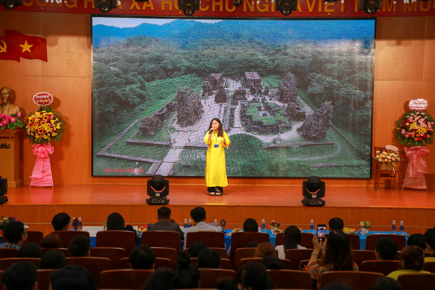 Thí sinh thể hiện phần thi trước Ban Giám khảo. Thí sinh thể hiện phần thi trước Ban Giám khảo.