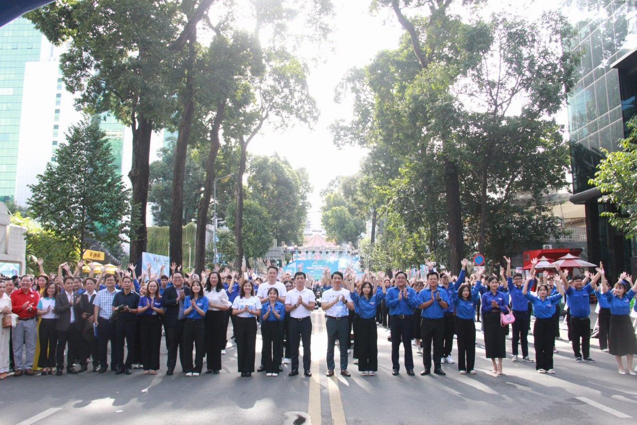 Các đại biểu thực hiện nghi thức phát động chặng 14 - Chương trình những bước chân vì cộng đồng. (Ảnh: Lan Huỳnh)