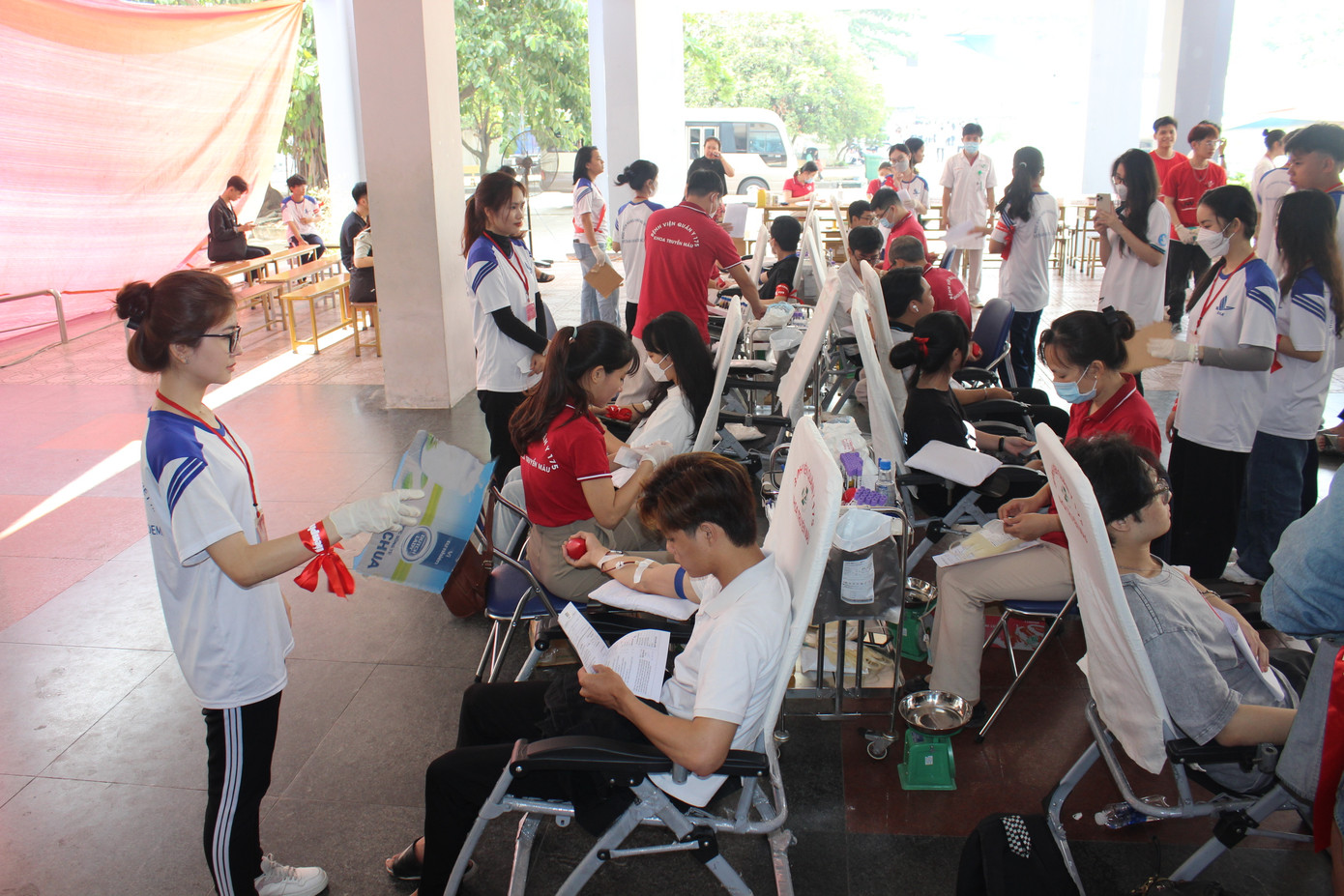 Đông đảo các bạn sinh viên cùng tham gia hiến máu tại ngày hội.