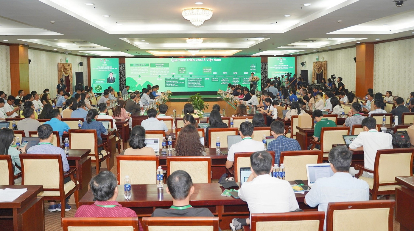 Các đại biểu tham dự buổi tọa đàm “Tín chỉ Carbon - Chìa khóa chuyển đổi sang một thế giới phát thải ròng bằng 0”.