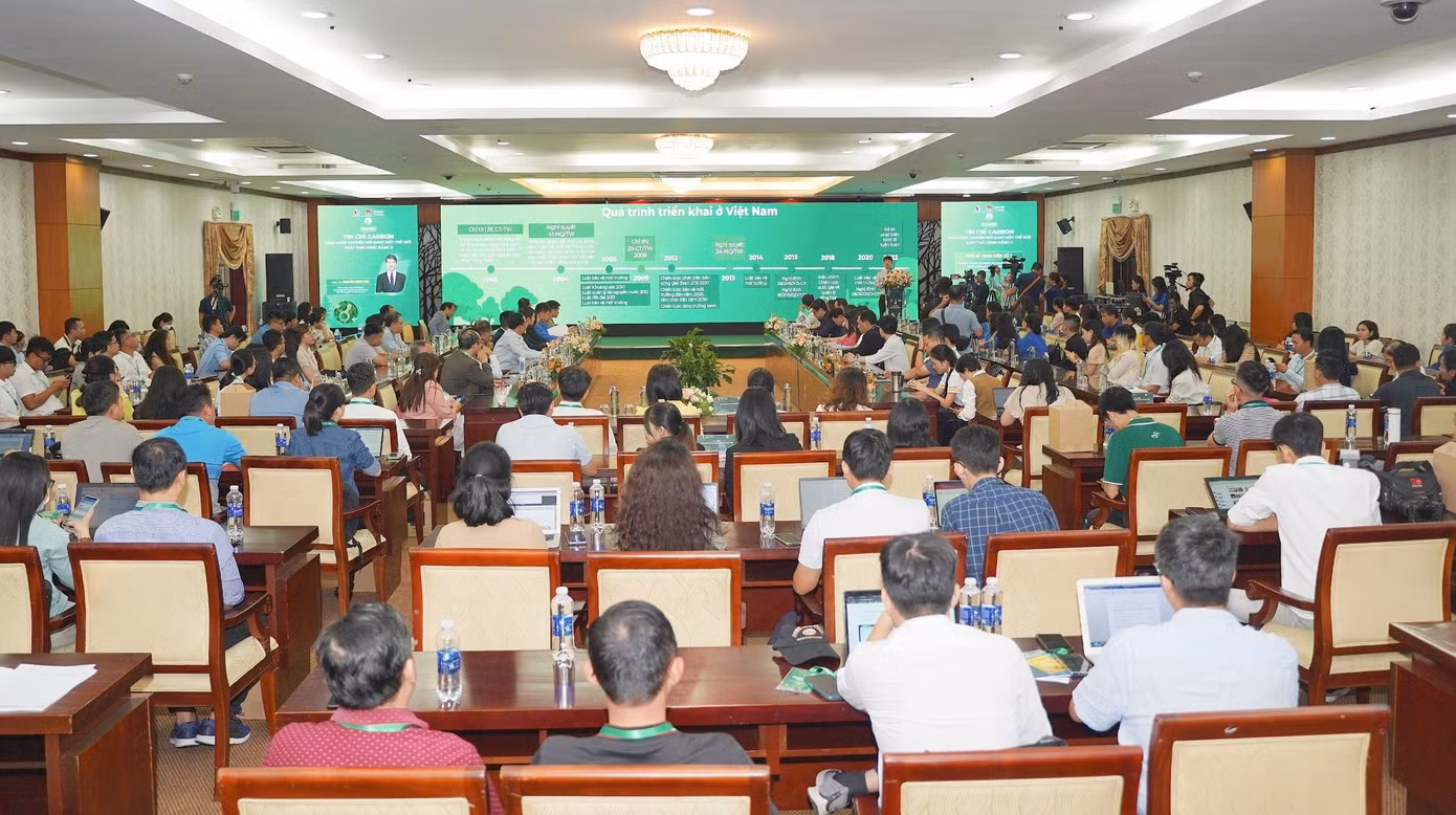 Các đại biểu tham dự buổi tọa đàm “Tín chỉ Carbon - Chìa khóa chuyển đổi sang một thế giới phát thải ròng bằng 0”.