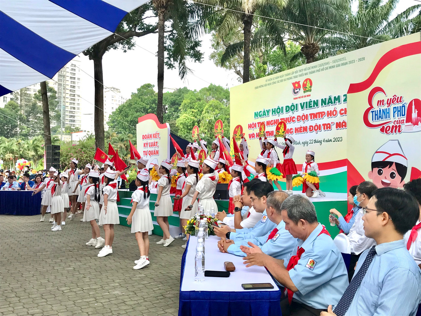 Các đội thi phần Nghi thức Đội. (Ảnh: Bích Ngọc)