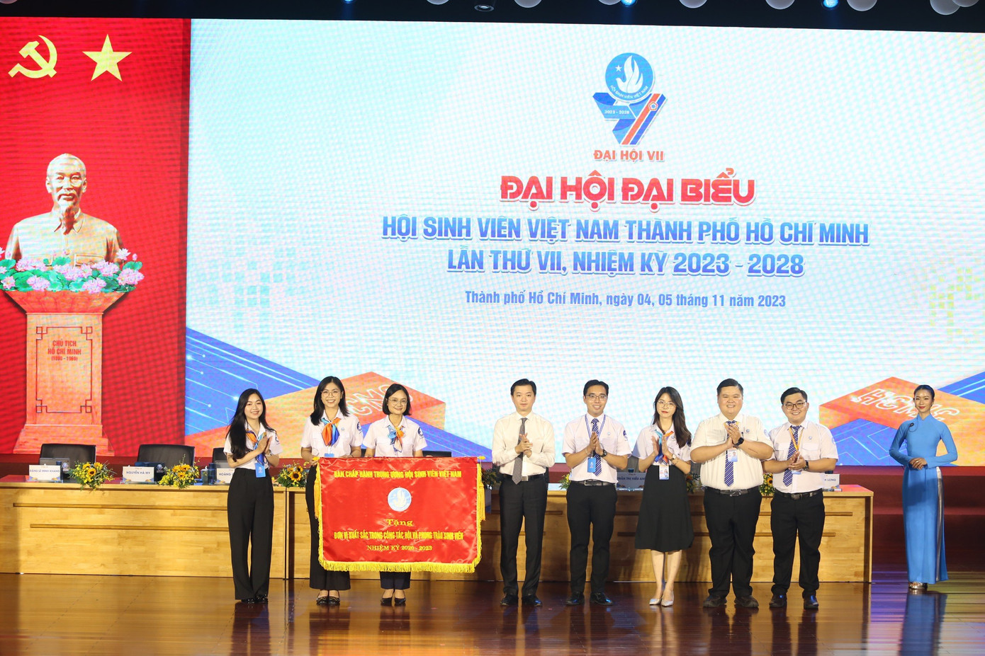 T.Ư Hội Sinh viên Việt Nam trao tặng Cờ thi đua cho Hội Sinh viên Việt Nam TP. HCM nhiệm kỳ VI. (Ảnh: Ngô Tùng) T.Ư Hội Sinh viên Việt Nam trao tặng Cờ thi đua cho Hội Sinh viên Việt Nam TP. HCM nhiệm kỳ VI. (Ảnh: Ngô Tùng)