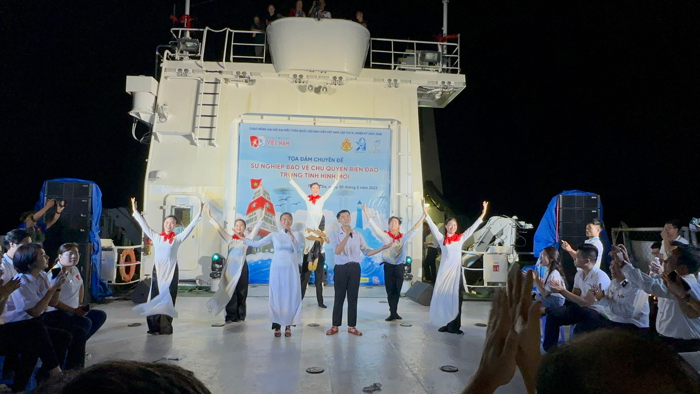 CLB Văn nghệ Xung kích CKT trình diễn những tiết mục trên tàu. (Ảnh: NVCC)