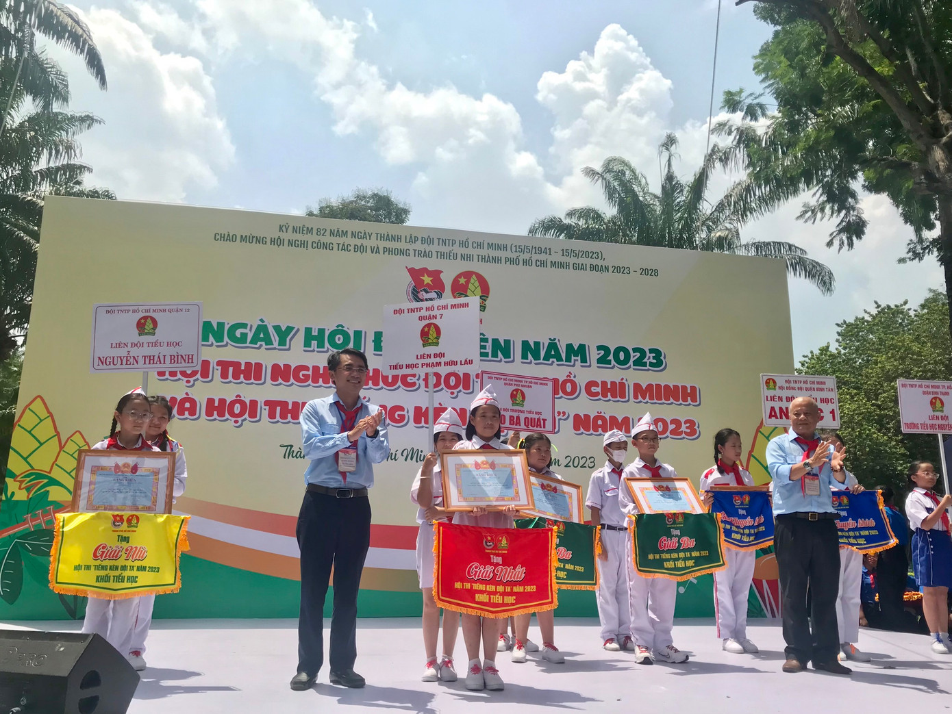 Ban Tổ chức trao giải cho các đội thi. (Ảnh: Bích Ngọc)