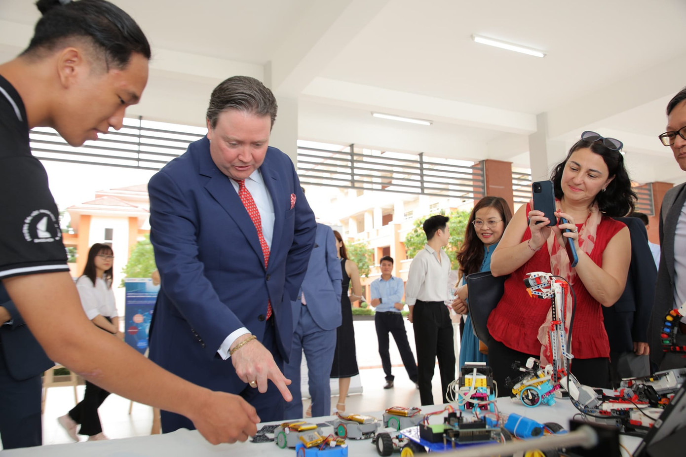 Đại sứ Hoa Kỳ Marc E. Knapper đang trao đổi với sinh viên trường ĐH KHTN, ĐHQG TP. HCM. (Ảnh: ĐHQG TP. HCM) Đại sứ Hoa Kỳ Marc E. Knapper đang trao đổi với sinh viên trường ĐH KHTN, ĐHQG TP. HCM. (Ảnh: ĐHQG TP. HCM)