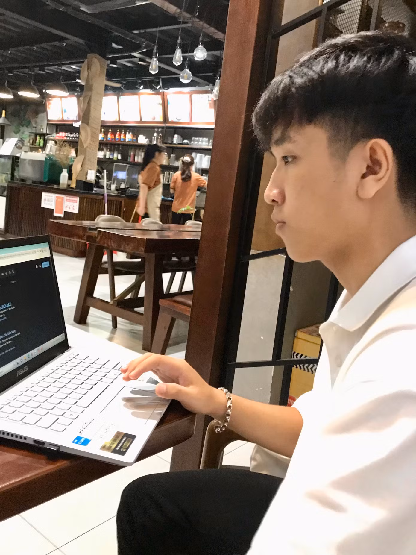 Tiến Đạt tìm hiểu thêm về các trường đại học để chọn cho mình nguyện vọng tốt nhất.