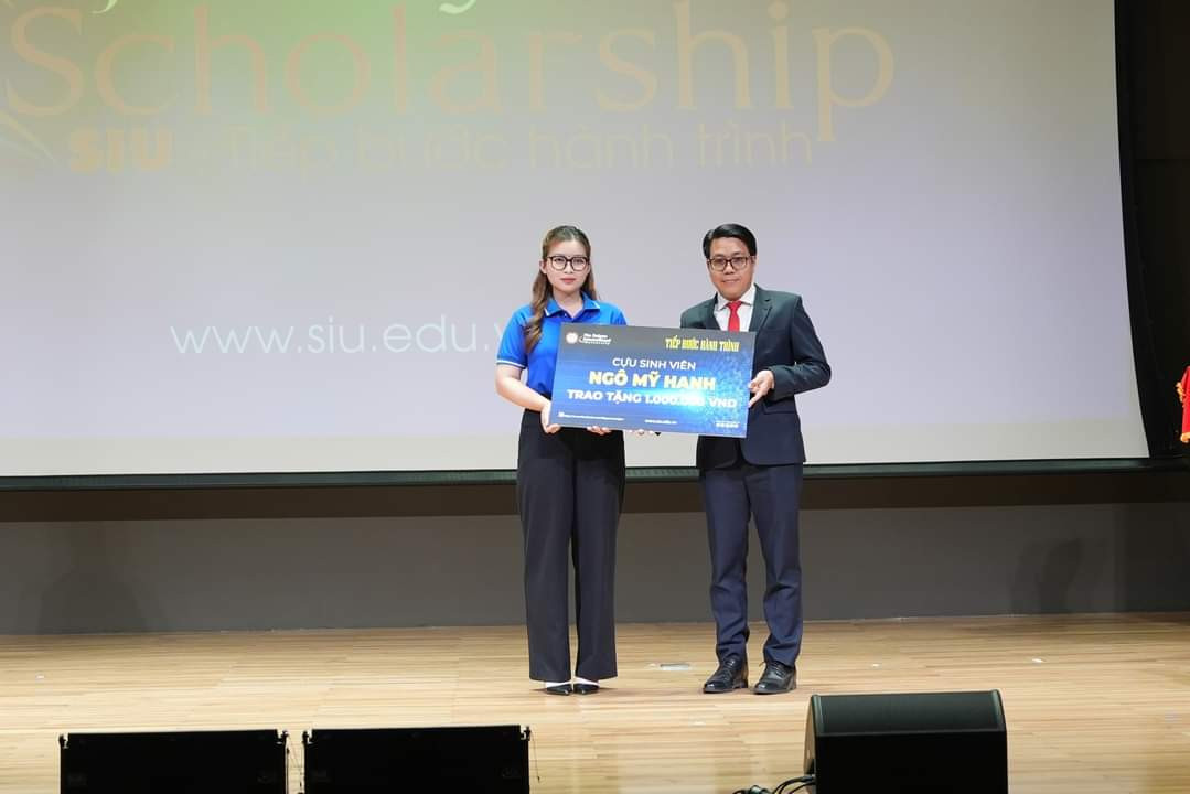 Một cựu sinh viên trường ĐH Quốc tế Sài Gòn ủng hộ cho quỹ học bổng 'Tiếp bước hành trình'. Một cựu sinh viên trường ĐH Quốc tế Sài Gòn ủng hộ cho quỹ học bổng 'Tiếp bước hành trình'.