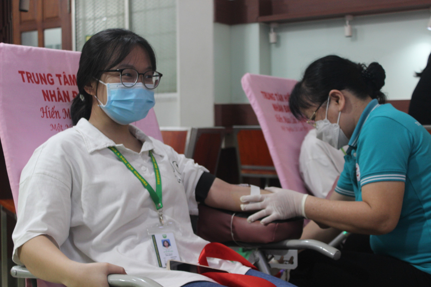 Là thành viên Ban chỉ huy chiến dịch Xuân Tình nguyện, trường ĐH Y khoa Phạm Ngọc Thạch, Bùi Huy Phát hăng hái tham gia nhiều công việc hỗ trợ tổ chức ngày hội Chủ nhật Đỏ cùng 10 tình nguyện viên của trường. “Mình đã hiến máu được 4 lần. Mình rất phấn khởi khi góp phần lan tỏa tinh thần tình nguyện vì cộng đồng của sinh viên ngành Y nói chung và trường ĐH Y khoa Phạm Ngọc Thạch nói riêng”, Phát chia sẻ.