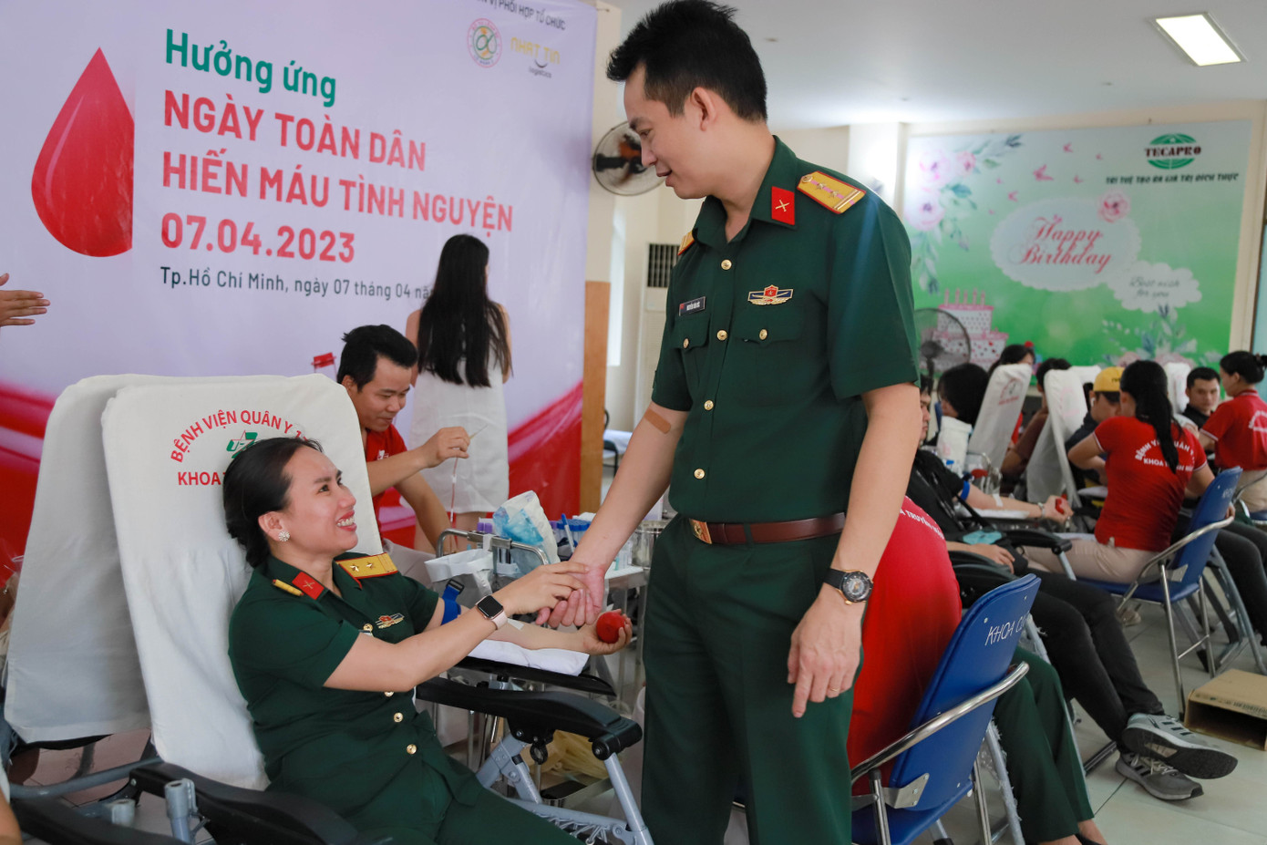 Trung tá Nguyễn Văn Đức (Trợ lý công tác quần chúng Bệnh viện Quân y 175) tận tình thăm hỏi các chiến sĩ tham gia hiến máu.