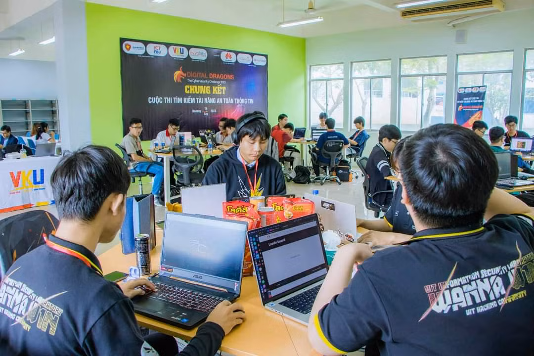 Các đội thi cùng tranh tài.