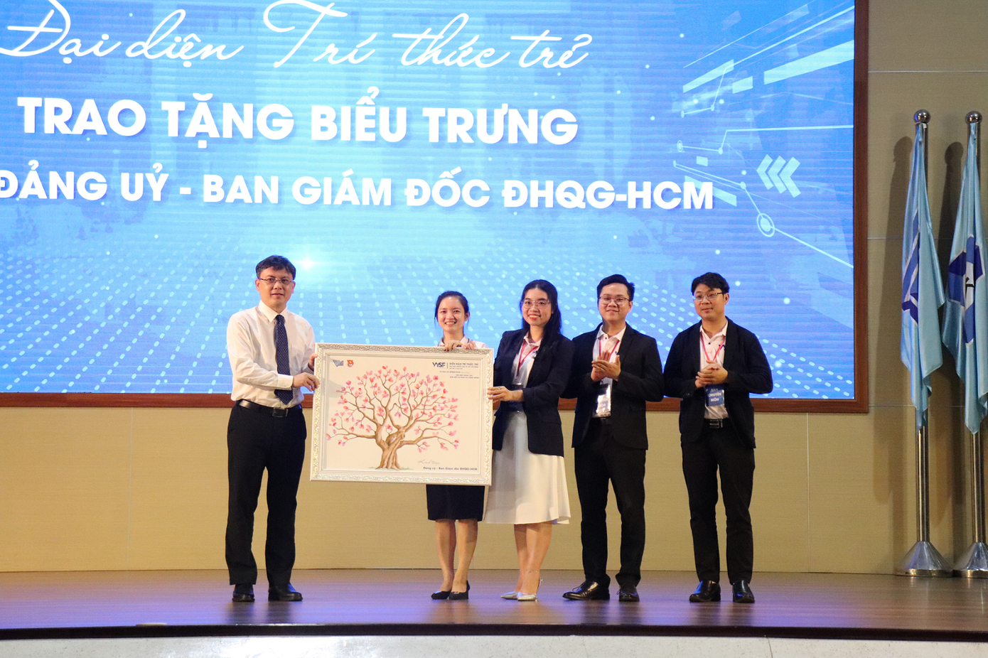 Đại diện Trí thức trẻ trao tặng món quà biểu trưng. Đại diện Trí thức trẻ trao tặng món quà biểu trưng.