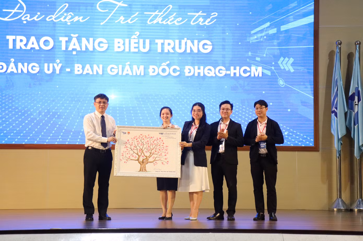 Đại diện Trí thức trẻ trao tặng món quà biểu trưng. Đại diện Trí thức trẻ trao tặng món quà biểu trưng.