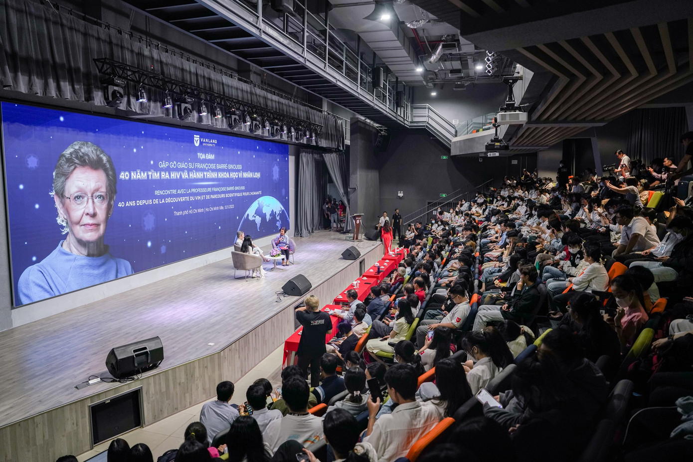Rất đông các bạn sinh viên nghe GS Françoise Barré-Sinoussi chia sẻ.
