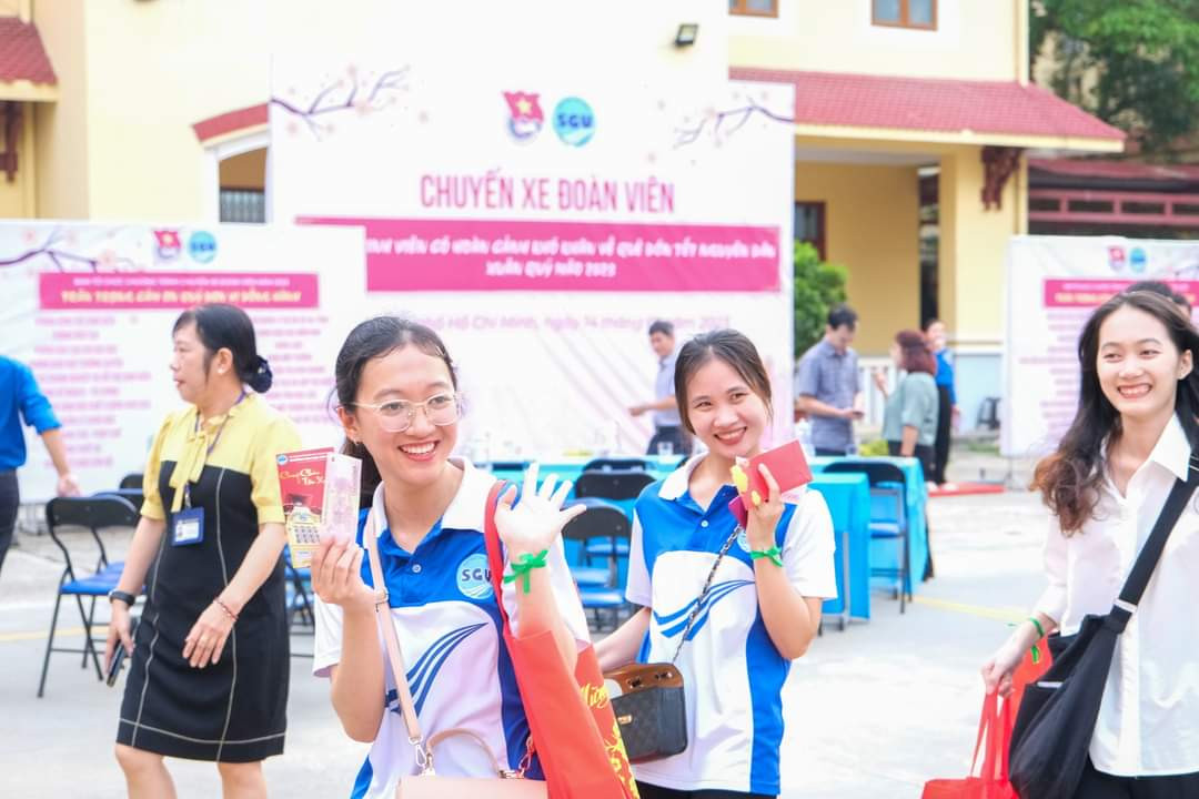 Niềm vui của sinh viên khi nhận được bao lì xì và quà trước khi lên xe về quê đón Tết. Niềm vui của sinh viên khi nhận được bao lì xì và quà trước khi lên xe về quê đón Tết.