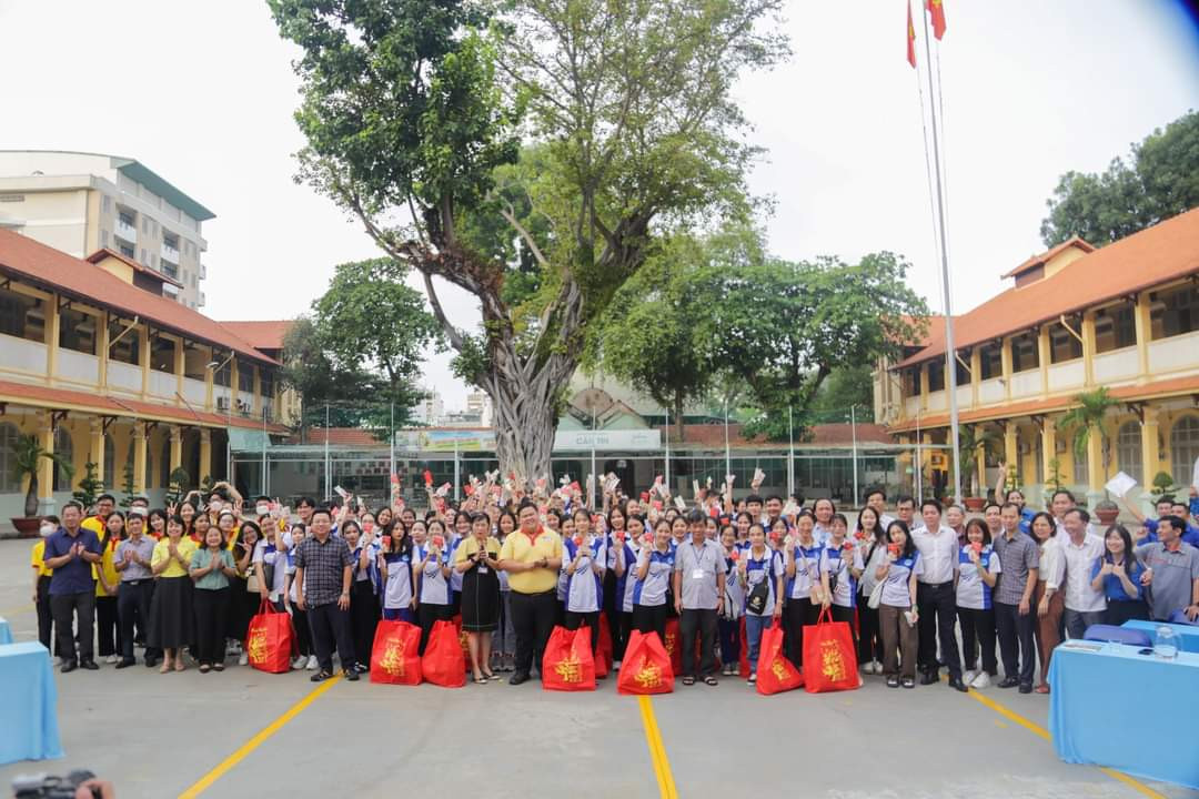 101 sinh viên trường ĐH Sài Gòn đã phấn khởi khi nhận vé xe miễn phí về đón Tết cùng gia đình. 101 sinh viên trường ĐH Sài Gòn đã phấn khởi khi nhận vé xe miễn phí về đón Tết cùng gia đình.