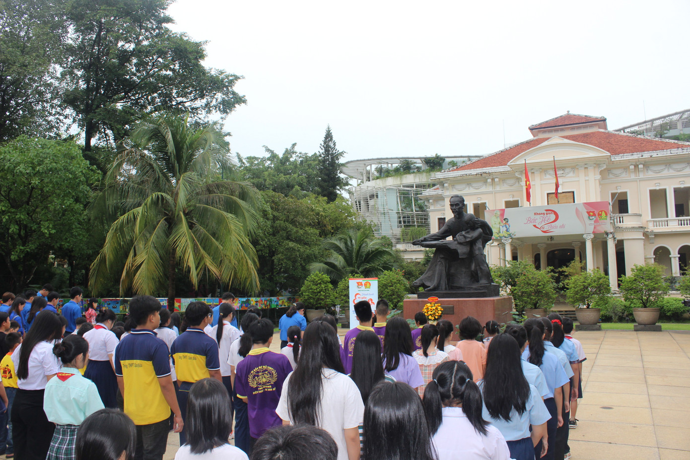 Đoàn dâng hương Chủ tịch Hồ Chí Minh trước tượng đài Bác đặt tại Nhà Thiếu nhi TPHCM.