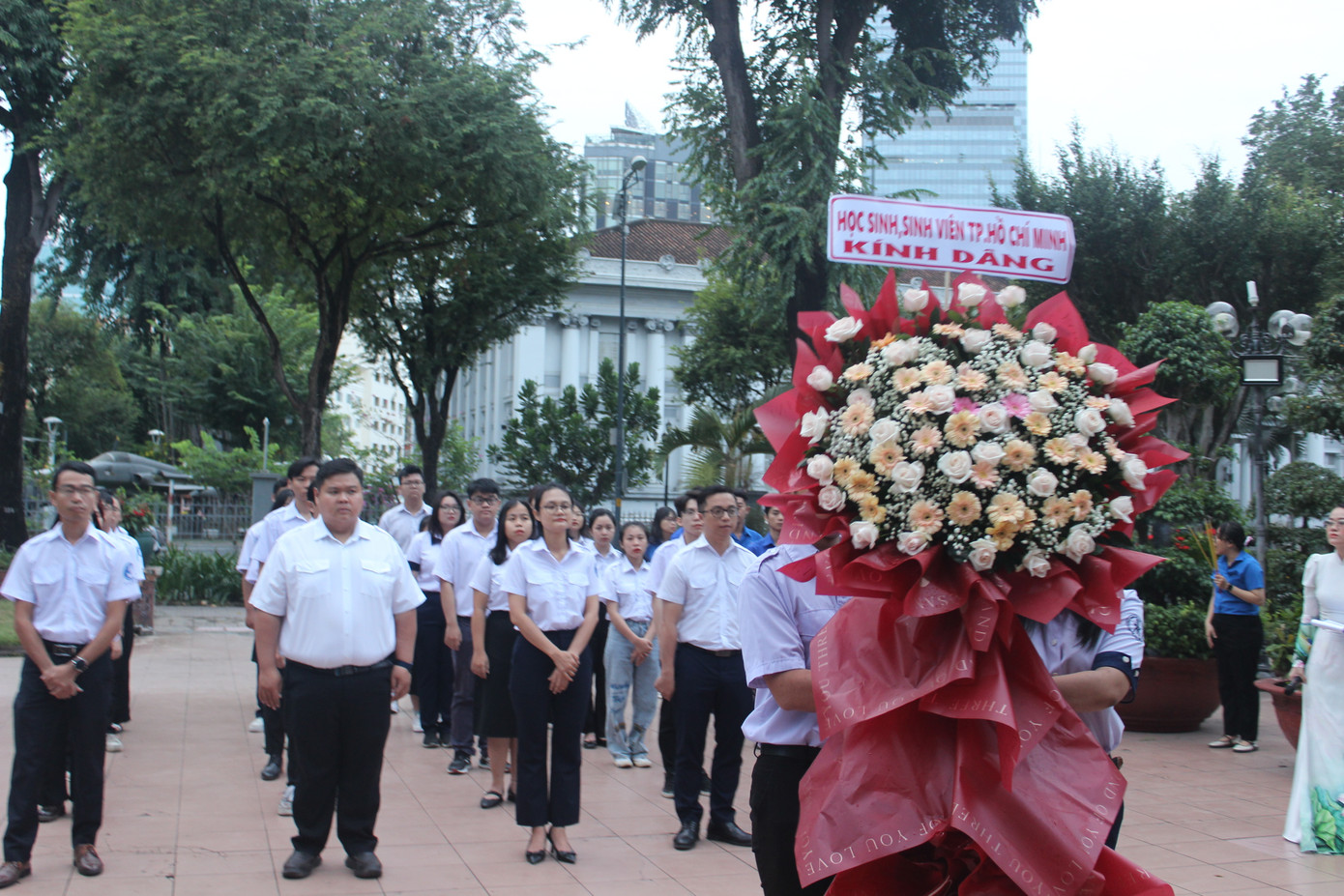 Đoàn dâng hoa tại tượng đài Anh hùng Lực lượng vũ trang Trần Văn Ơn.