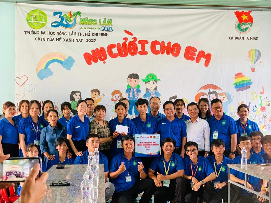 Đại diện Ủy ban MTTQ Việt Nam TP. HCM, Thành Đoàn TP. HCM thăm, tặng quà các chiến sĩ tình nguyện tại mặt trận tỉnh Gia Lai.