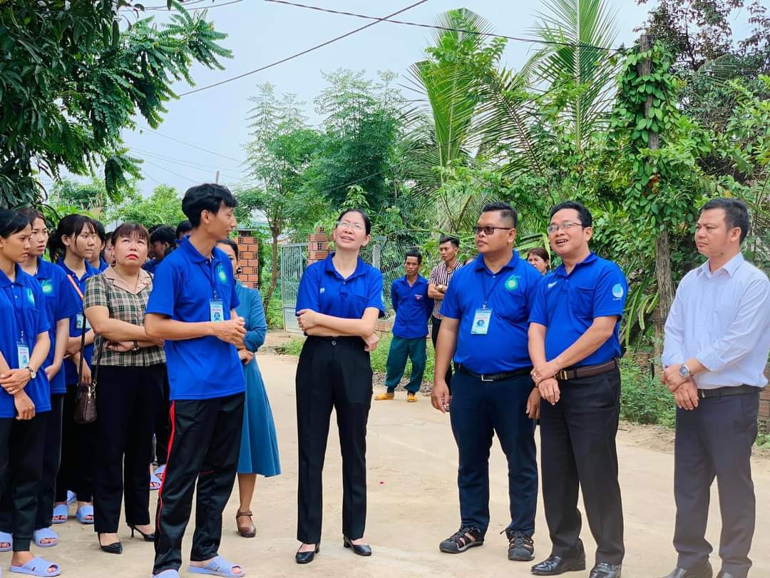 Bí thư Thành Đoàn Phan Thị Thanh Phương (giữa) hỏi thăm các chiến sĩ tình nguyện "Mùa Hè Xanh" trên mặt trận tỉnh Gia Lai.