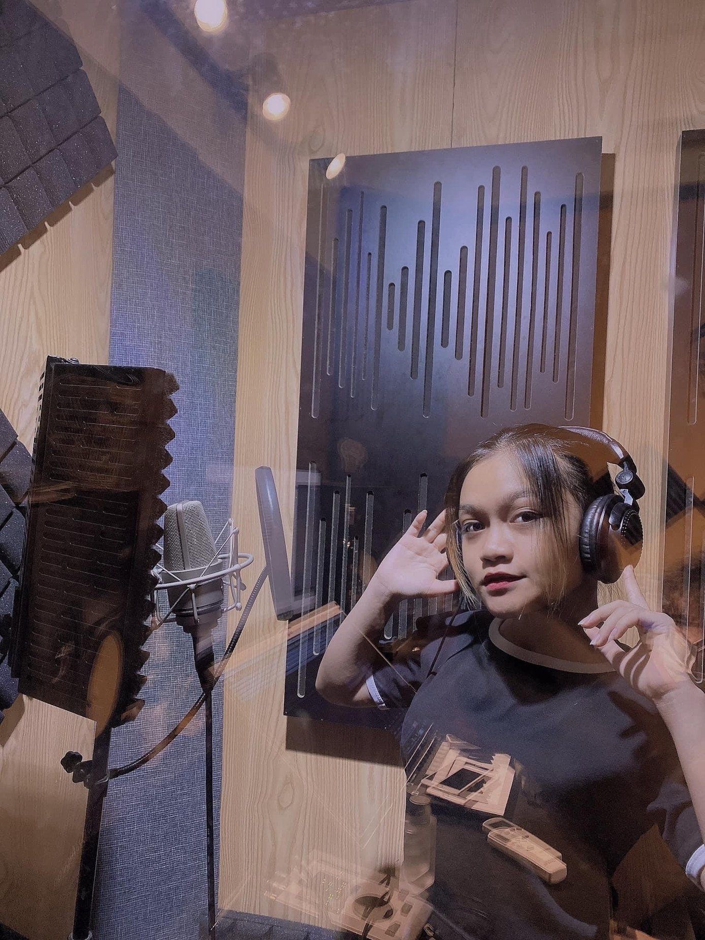 Bài hát “Người con gái Việt Nam” thu âm bởi Black Lê cùng ca sĩ Trang Anh đã nhận được sự quan tâm từ nhiều khán giả yêu nhạc.