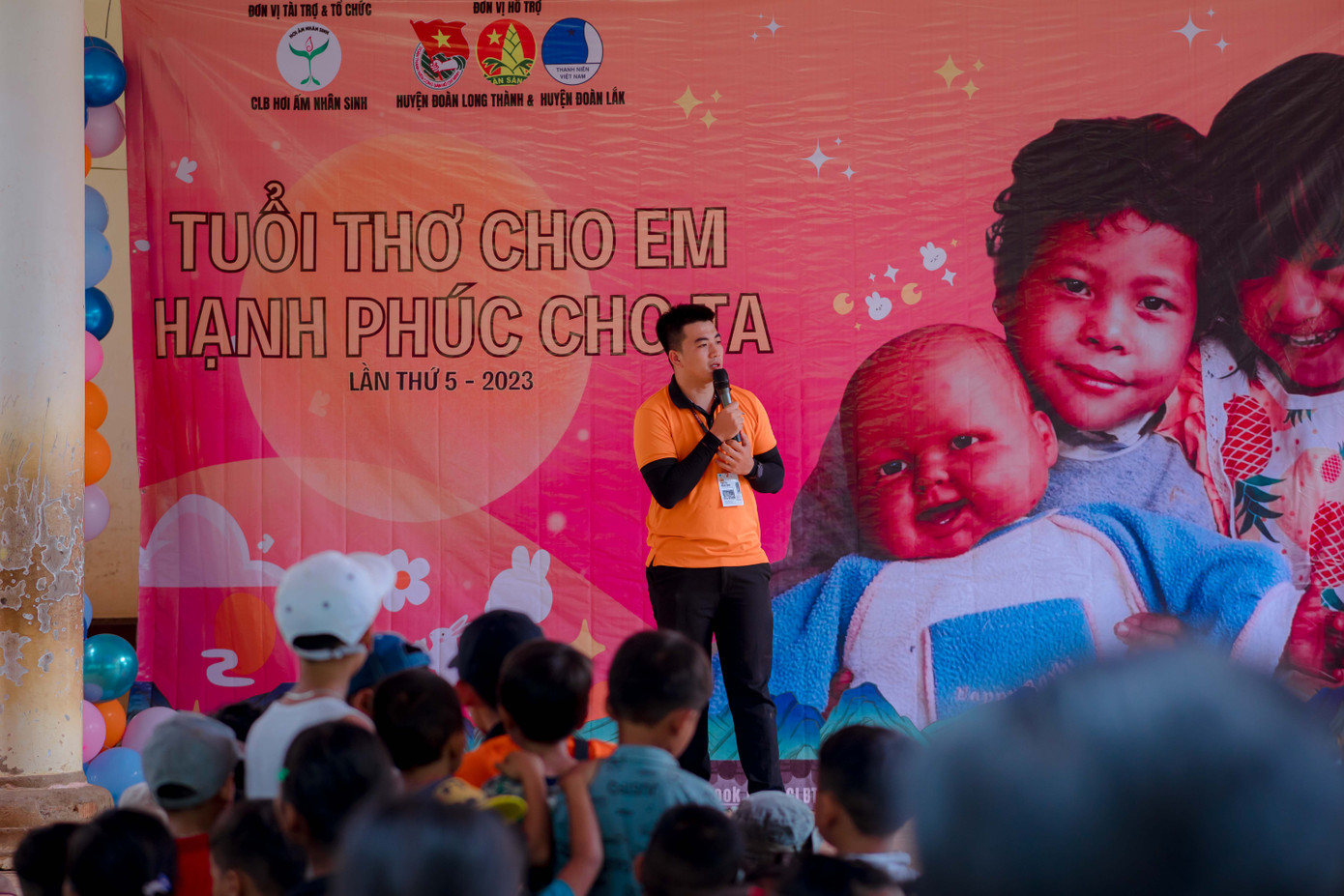 Trần Anh Tuấn trong chương trình “Tuổi thơ cho em, hạnh phúc cho ta” tại tỉnh Đắk Lắk. (Ảnh: NVCC) Trần Anh Tuấn trong chương trình “Tuổi thơ cho em, hạnh phúc cho ta” tại tỉnh Đắk Lắk. (Ảnh: NVCC)