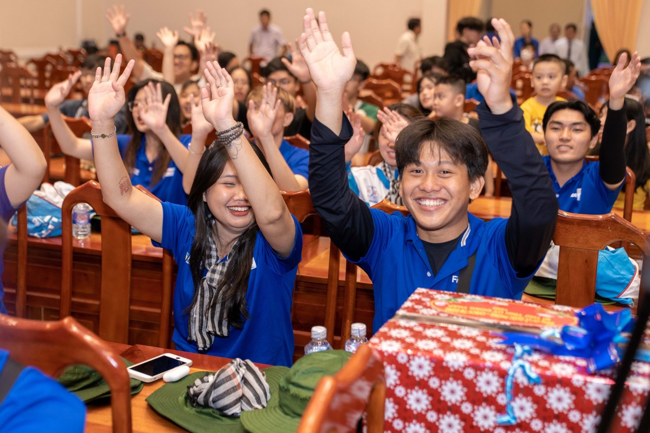 Các bạn chiến sĩ Chiến dịch 'Mùa Hè Xanh' và bà con địa phương có mặt từ sớm để chờ đón xem chương trình nhạc hội.