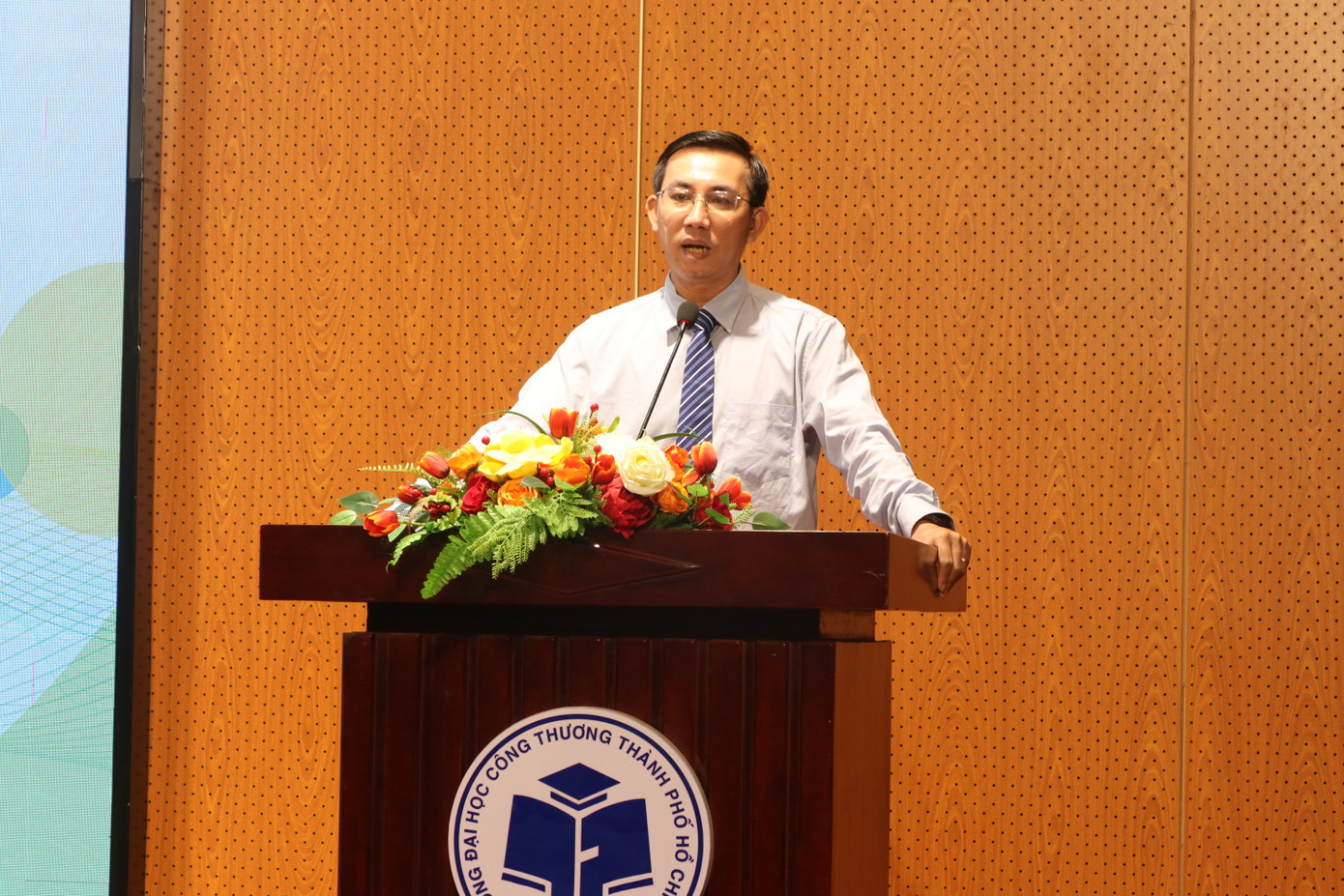 Ông Trần Đức Sự khuyến khích sinh viên giữ lửa đam mê nghiên cứu sáng tạo và khởi nghiệp từ chính sản phẩm nghiên cứu của mình. (Ảnh: Lan Huỳnh).