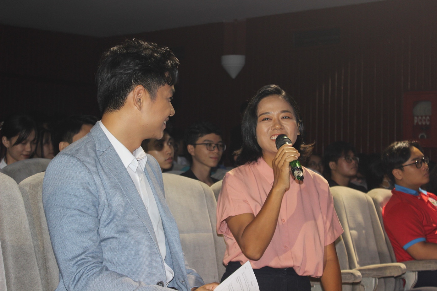 T.Ư Hội Sinh viên Việt Nam đã tổ chức cuộc thi sáng tác ca khúc tuyên truyền về Đại hội Hội Sinh viên Việt Nam toàn quốc lần thứ XI để tạo ra những tác phẩm âm nhạc có giá trị tư tưởng, tính nghệ thuật cao, có sức lay động, lan tỏa, có nội dung sâu sắc, ca ngợi truyền thống tốt đẹp, những thành tựu, đóng góp của tổ chức Hội Sinh viên Việt nam. Ca khúc Khát vọng sinh viên Việt Nam của nhạc sĩ Mai Trâm đã đoạt giải Nhất tại cuộc thi. Trong ảnh, nhạc sĩ Mai Trâm giao lưu với các bạn sinh viên trong chương trình.