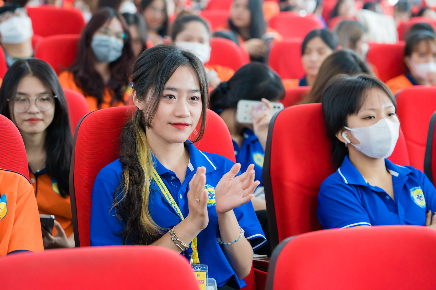 Rất đông sinh viên tham dự nghe các chuyên gia nói về cơ hội việc làm đối với ngành Nông nghiệp, Thú y - Chăn nuôi.