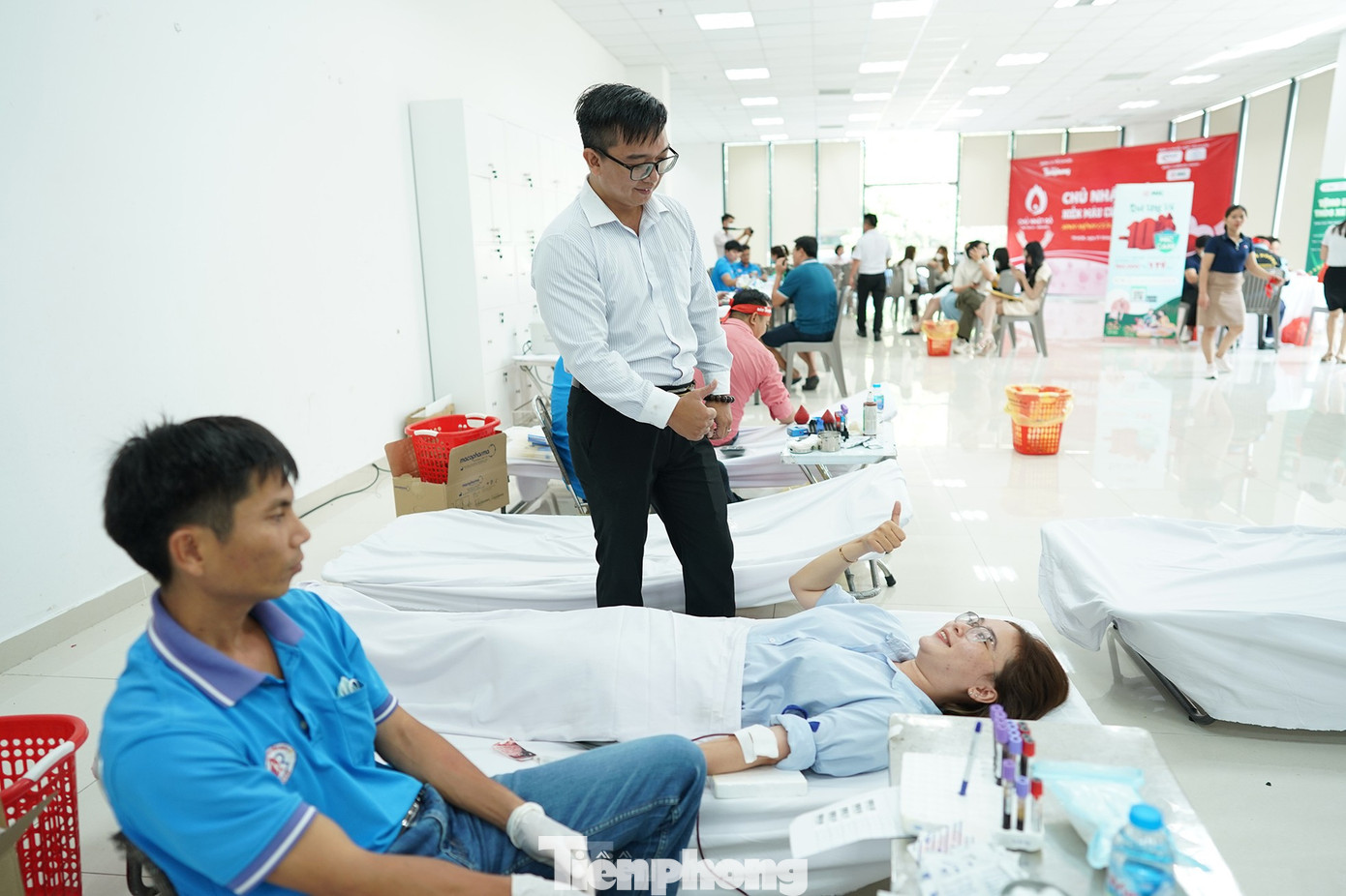 &quot;Phong trào hiến máu “Chủ nhật Đỏ” của báo Tiền Phong rất ý nghĩa, chúng tôi nhiệt liệt hưởng ứng. Để triển khai, BQL toà nhà Cityland Park Hills đã thông báo đến các cư dân cũng như thời gian, địa điểm. Chúng tôi tận dụng tất cả các kênh truyền thông để gửi thông báo đến tất cả mọi người. BQL liên tục phát loa thông tin chương trình. Sáng nay, có khoảng 15 thành viên BQL tham gia. Đáng lẽ còn có thể nhiều hơn thế nhưng các thành viên khác không tham gia được do vướng lịch công tác&quot;, ông Trần Quang Vinh (đang đứng), Trưởng BQL KDC Cityland Park Hills chia sẻ. (Ảnh: Phạm Nguyễn)