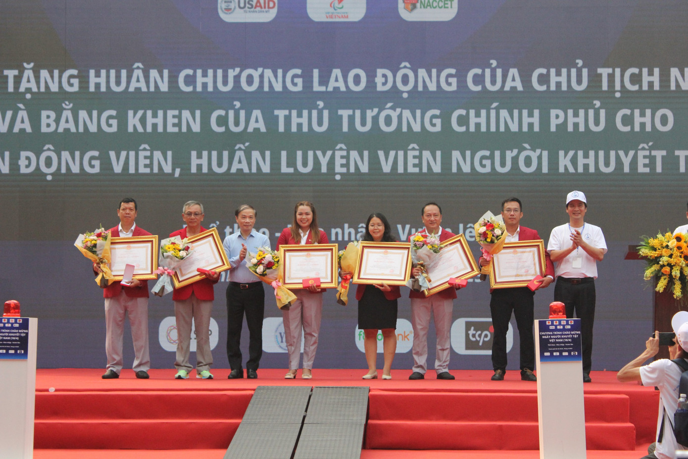 Ban Tổ chức trao tặng Huân chương Lao động hạng Ba của Chủ tịch nước cho 6 huấn luyện viên, vận động viên thể thao người khuyết tật.