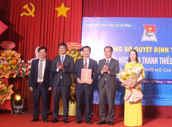 Bí thư thứ nhất T.Ư Đoàn Bùi Quang Huy và Thứ trưởng Bộ GD - ĐT Hoàng Minh Sơn trao quyết định và tặng hoa chúc mừng Phân hiệu Học viện thanh thiếu niên Việt Nam tại TP. HCM.