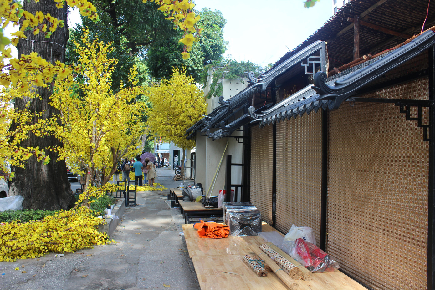 Những gian hàng thư pháp được bố trí dọc theo đường mai tạo ra nét riêng Tết Sài Gòn. Những gian hàng thư pháp được bố trí dọc theo đường mai tạo ra nét riêng Tết Sài Gòn.