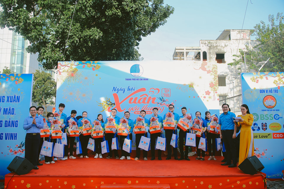 Những phần quà được trao tặng đến những cán bộ Hội có hoàn cảnh khó khăn. (Ảnh: TLTĐ)