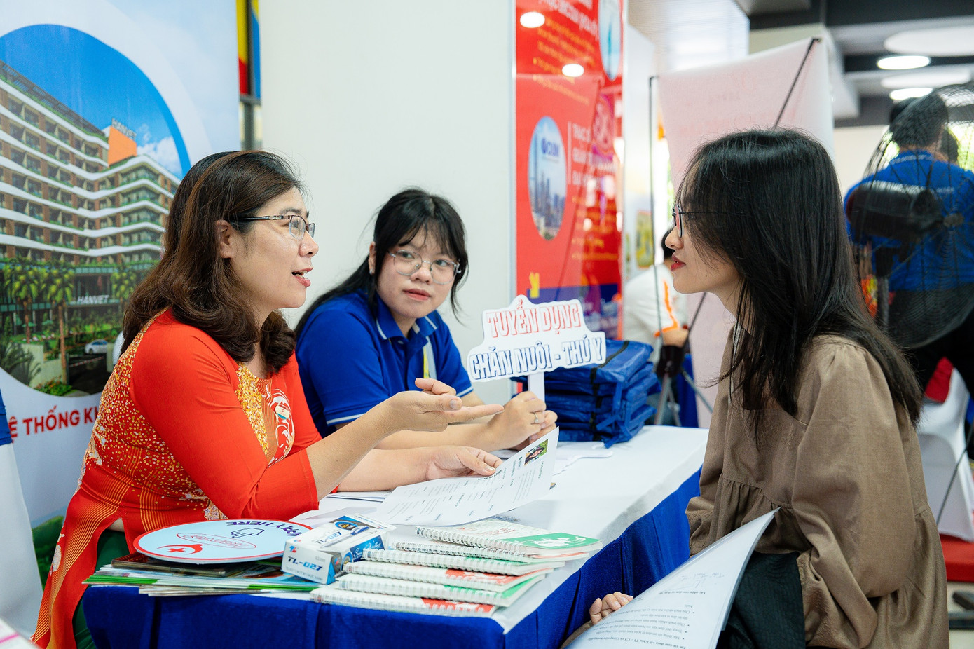 Sinh viên tham dự ứng tuyển các vị trí thực tập sinh tại các công ty tuyển dụng trong Ngày hội.