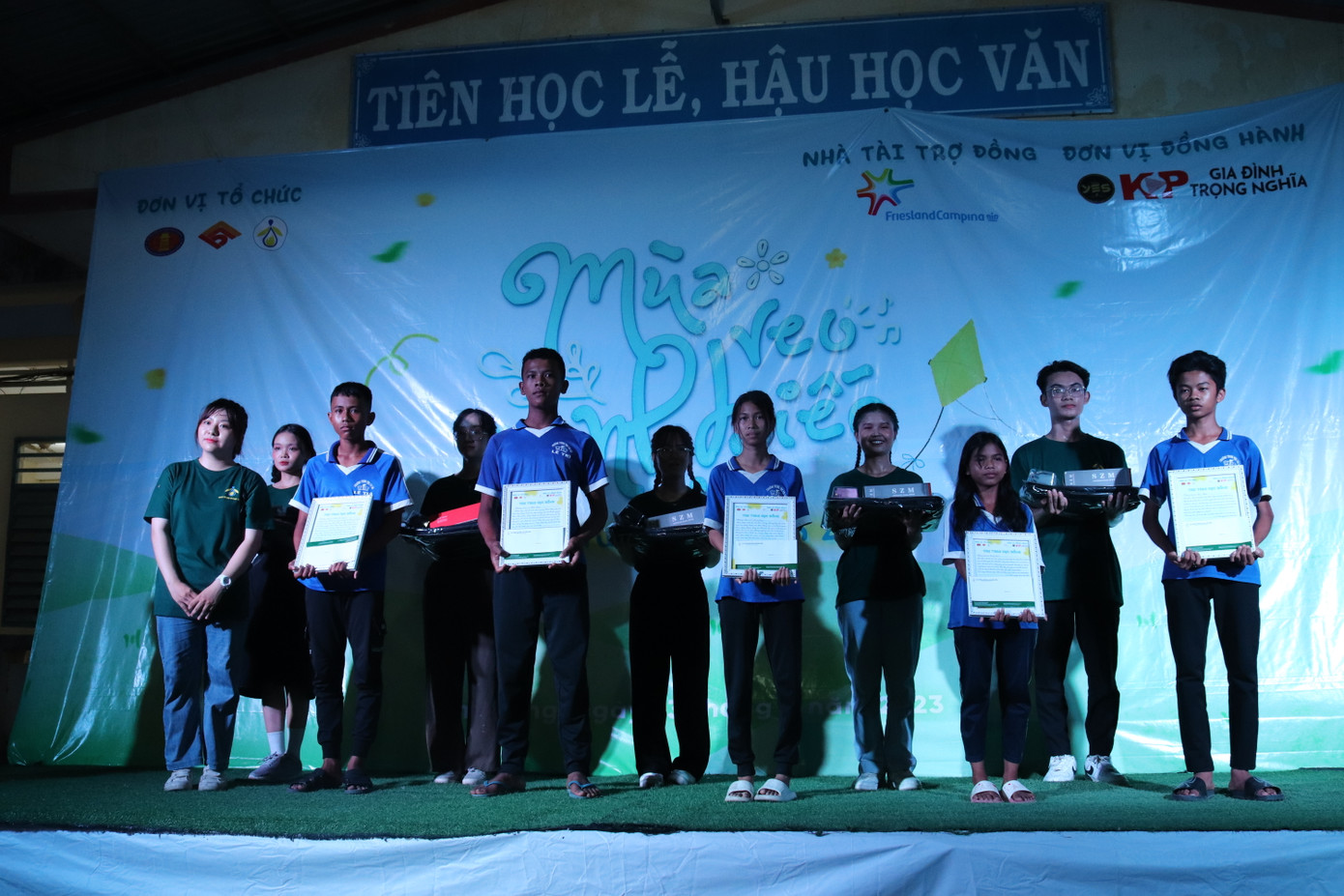 Đêm Gala đầy ý nghĩa khi câu lạc bộ mang đến những suất học bổng, tiếp thêm động lực đến trường cho các em nhỏ. Đêm Gala đầy ý nghĩa khi câu lạc bộ mang đến những suất học bổng, tiếp thêm động lực đến trường cho các em nhỏ.