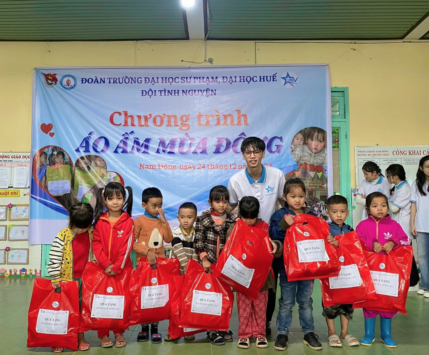 Những món quà ý nghĩa được gửi tới các em nhỏ. Những món quà ý nghĩa được gửi tới các em nhỏ.