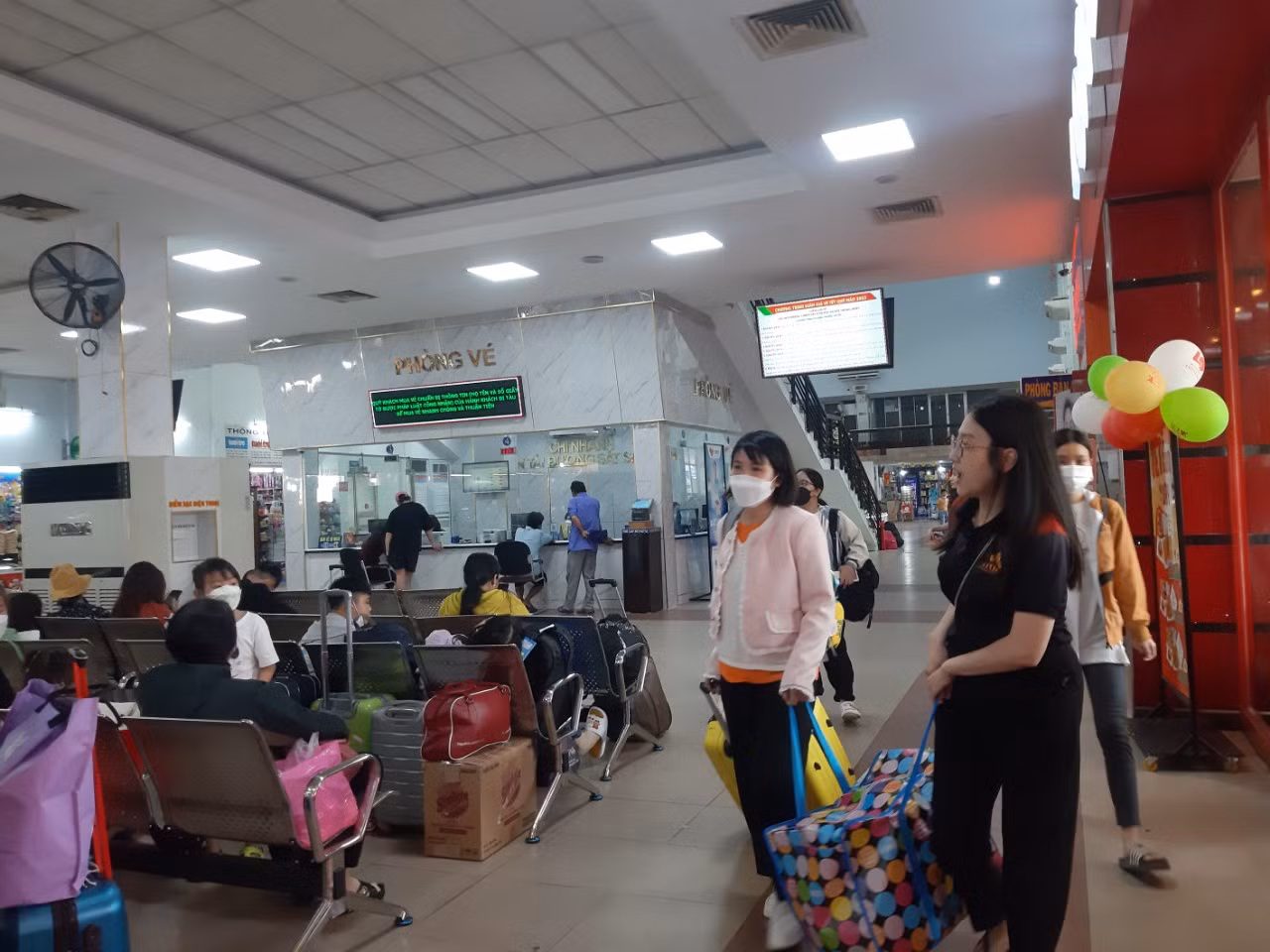 Sinh viên phấn khởi khi nghe thông tin Công ty CP Vận tải Đường sắt Sài Gòn giảm giá vé cho sinh viên 20% đến hết tháng 2/2023.