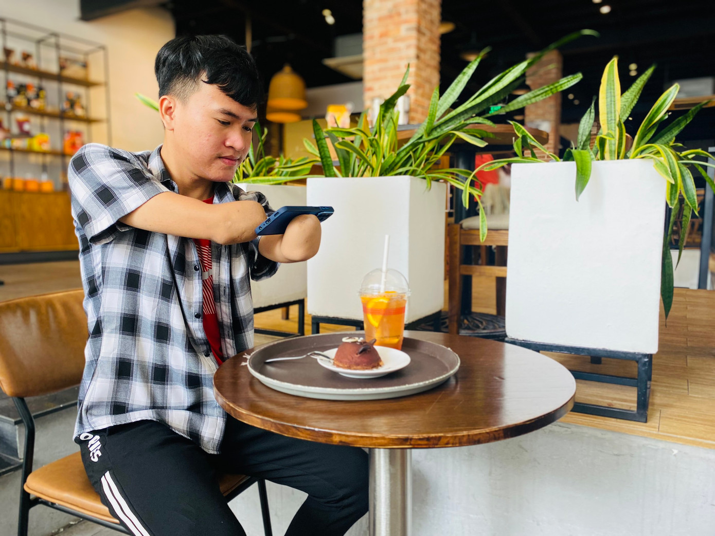 Ngọc Nhứt tự học cách chăm sóc bản thân và sinh hoạt như người bình thường. (Ảnh: NVCC).