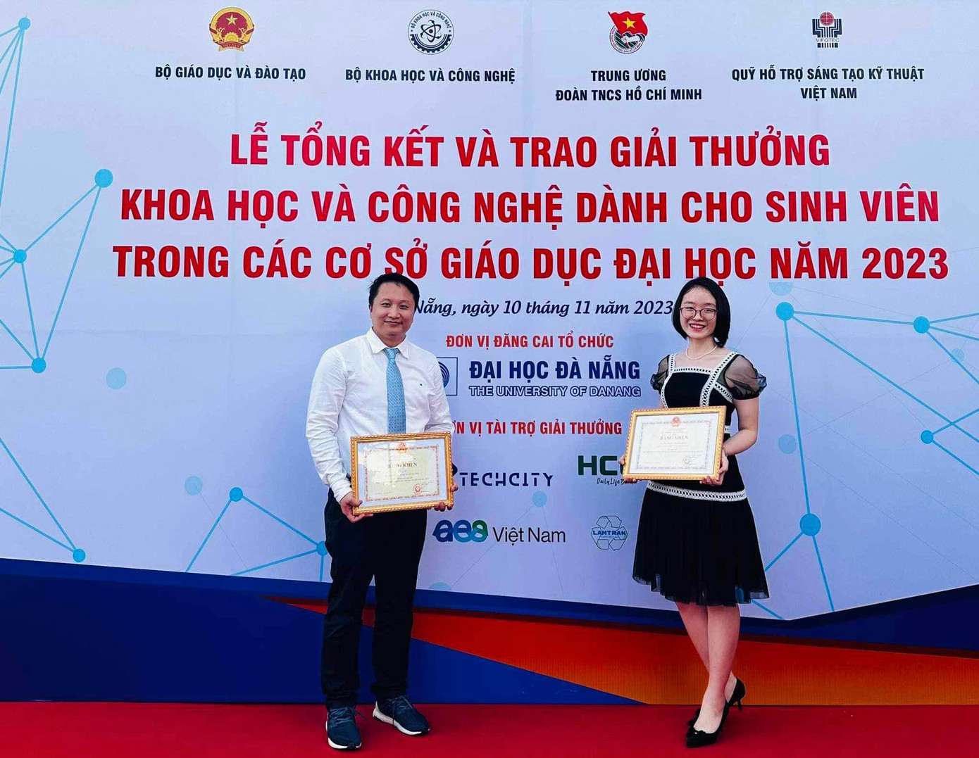 TS Bùi Chí Bảo (trái) là giảng viên hướng dẫn của Nguyễn Quỳnh Giang. (Ảnh: NVCC) TS Bùi Chí Bảo (trái) là giảng viên hướng dẫn của Nguyễn Quỳnh Giang. (Ảnh: NVCC)