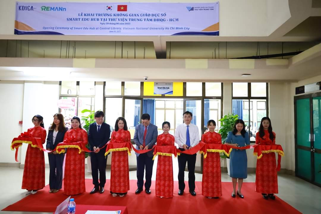 "Không gian giáo dục số Smart Edu Hub" tại Thư viện Trung tâm ĐHQG TP. HCM được khánh thành. (Ảnh: ĐHQG TP. HCM) "Không gian giáo dục số Smart Edu Hub" tại Thư viện Trung tâm ĐHQG TP. HCM được khánh thành. (Ảnh: ĐHQG TP. HCM)