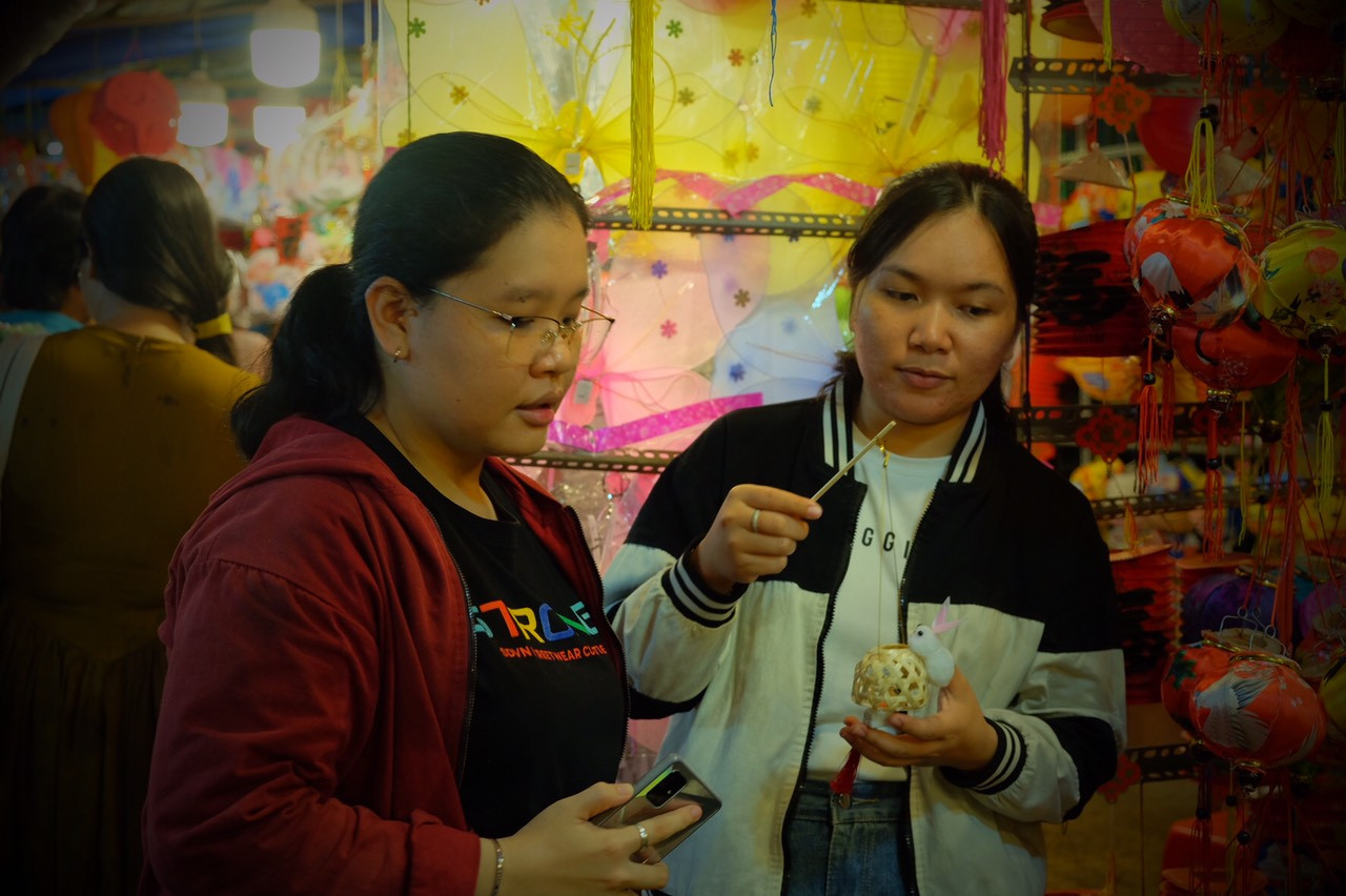 Chị Cao Thị Dung (chủ cửa hàng lồng đèn đại tại phố Lương Nhữ Học) cho biết, năm nay, lồng đèn giấy thường được ưa chuộng nhất bởi vì giá cả phải chăng và mẫu mã đẹp mắt. &quot;Khó khăn lớn nhất khi kinh doanh mặt hàng này là thời gian và thời tiết. Chợ lồng đèn chỉ hoạt động khoảng một tháng từ trước Trung Thu. Thời tiết Sài Gòn hiện nay mưa nhiều cũng ảnh hưởng đến lượng khách đến tham quan, mua sắm&quot;, chị Dung chia sẻ.