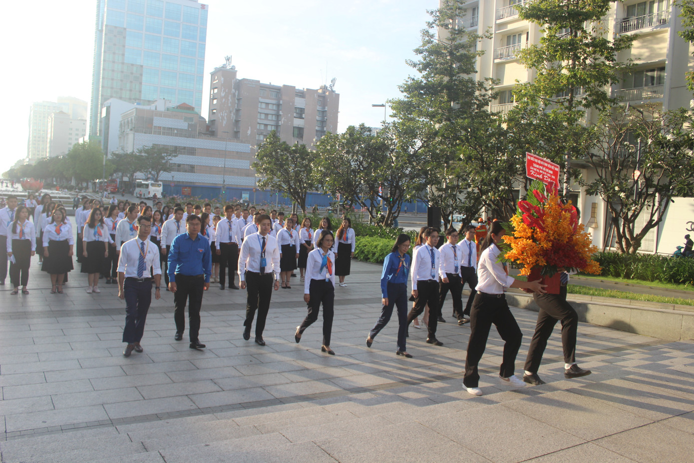 Các đại biểu dâng hoa trước Tượng đài Chủ tịch Hồ Chí Minh (tại Phố đi bộ Nguyễn Huệ, Q. 1). Các đại biểu dâng hoa trước Tượng đài Chủ tịch Hồ Chí Minh (tại Phố đi bộ Nguyễn Huệ, Q. 1).