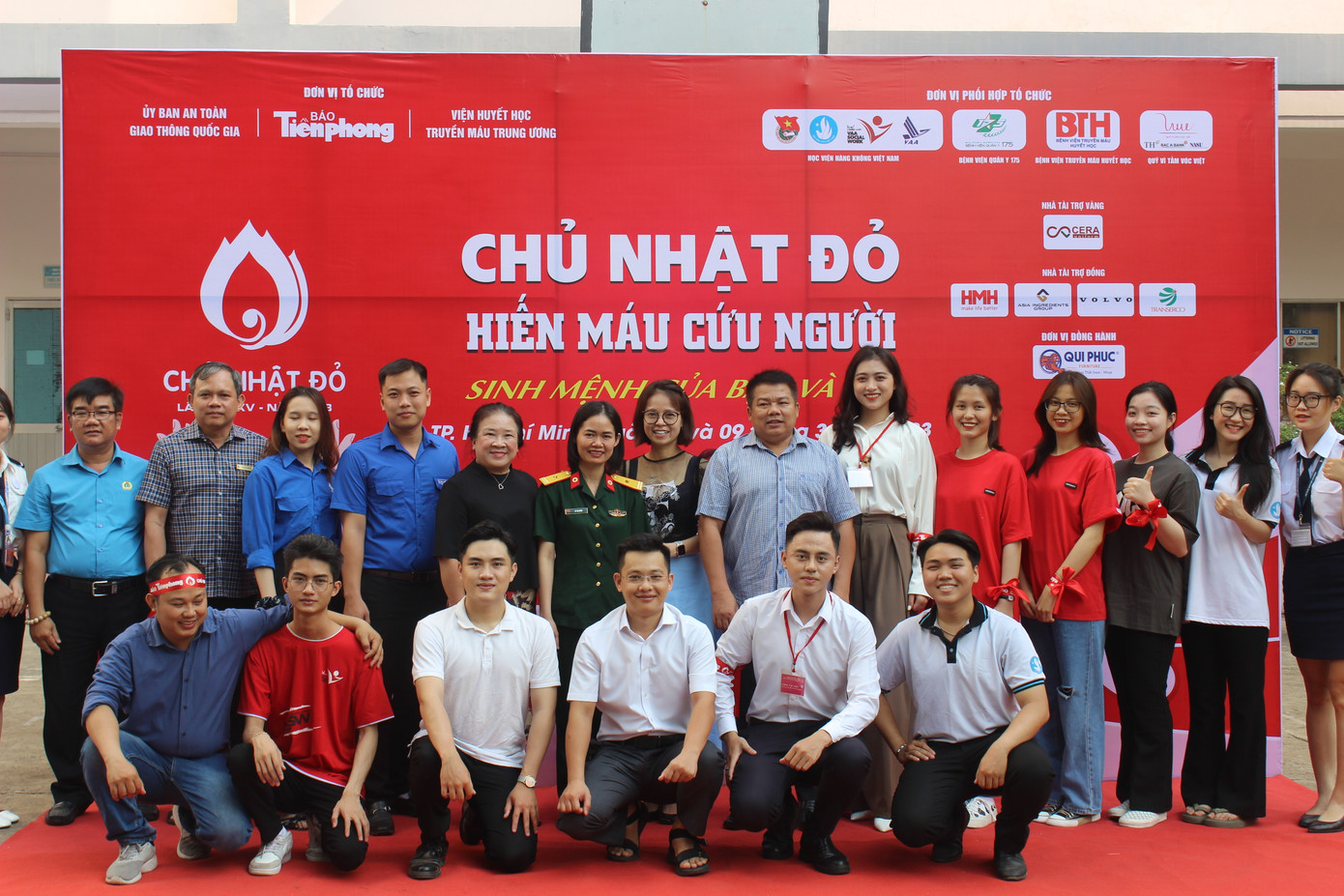 Ban Tổ chức cùng chụp ảnh với khách mời và các bạn sinh viên.