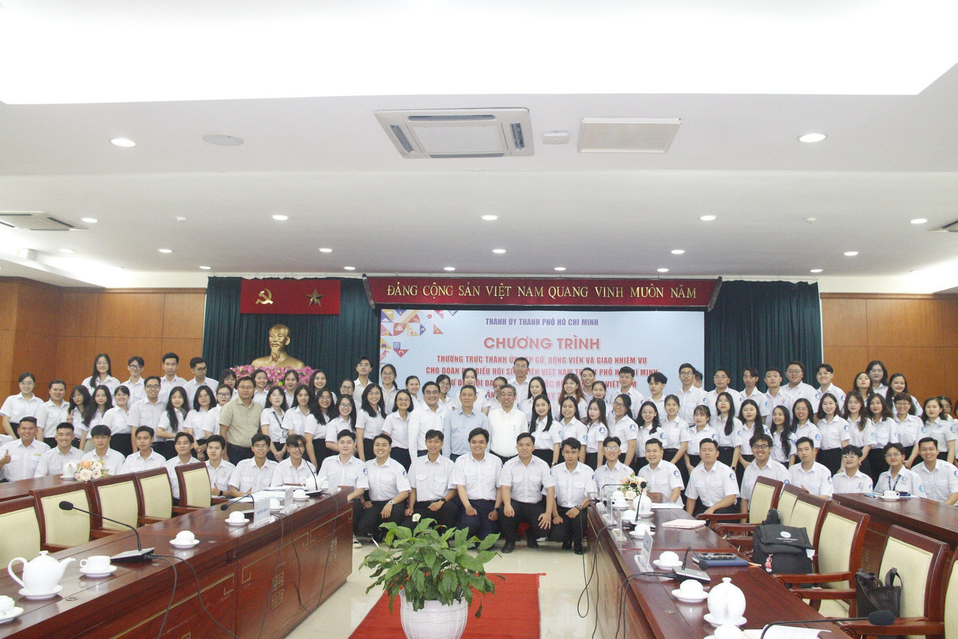 Đoàn đại biểu cùng chụp ảnh lưu niệm với lãnh đạo Thành phố.