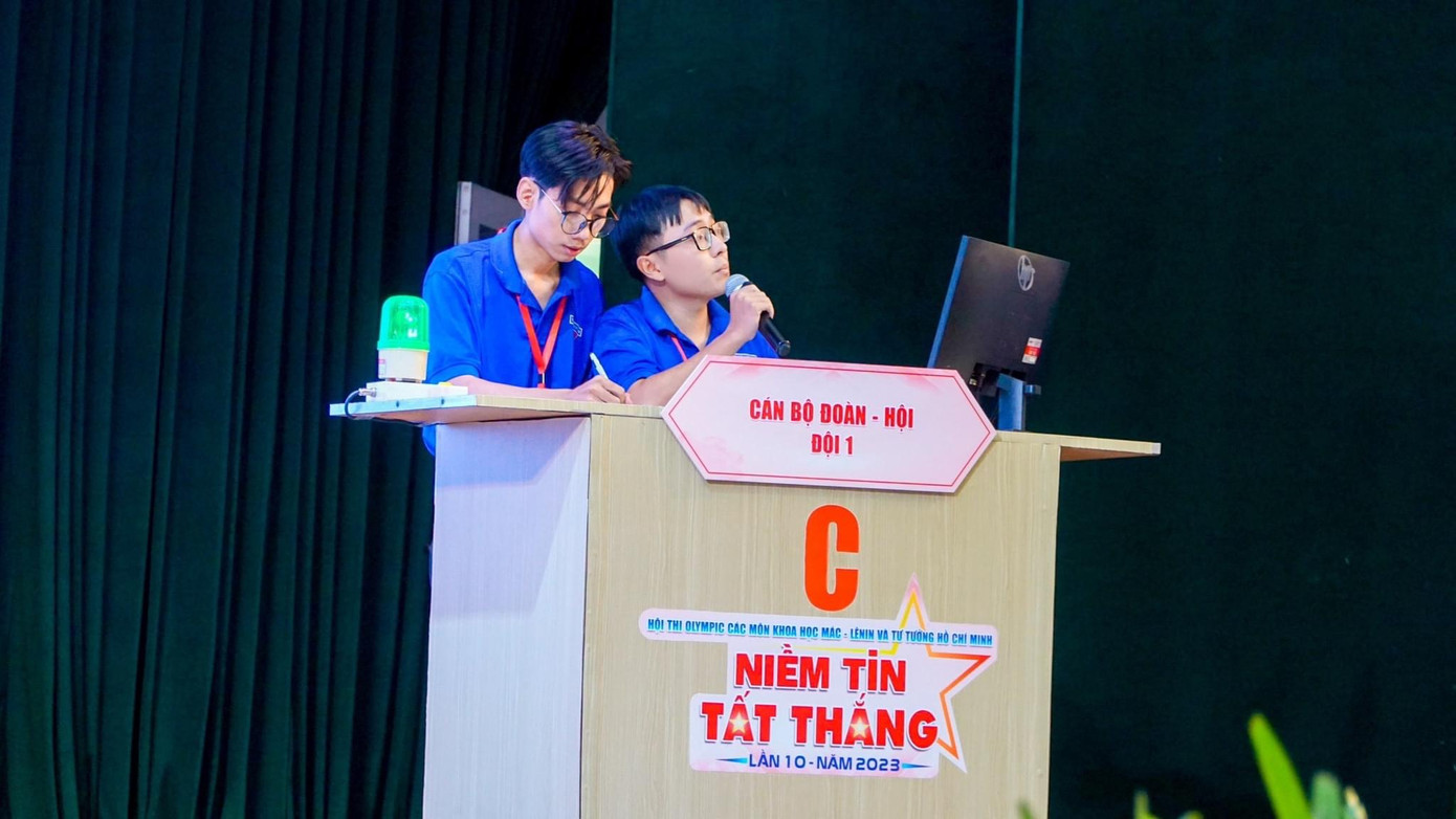 Văn Dư với phần thể hiện tại Hội thi Bí thư Đoàn cơ sở giỏi TP. HCM lần thứ V, năm 2023. Văn Dư với phần thể hiện tại Hội thi Bí thư Đoàn cơ sở giỏi TP. HCM lần thứ V, năm 2023.